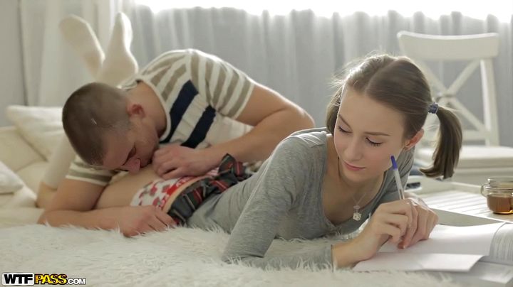 Трахнул маленькую сестру 